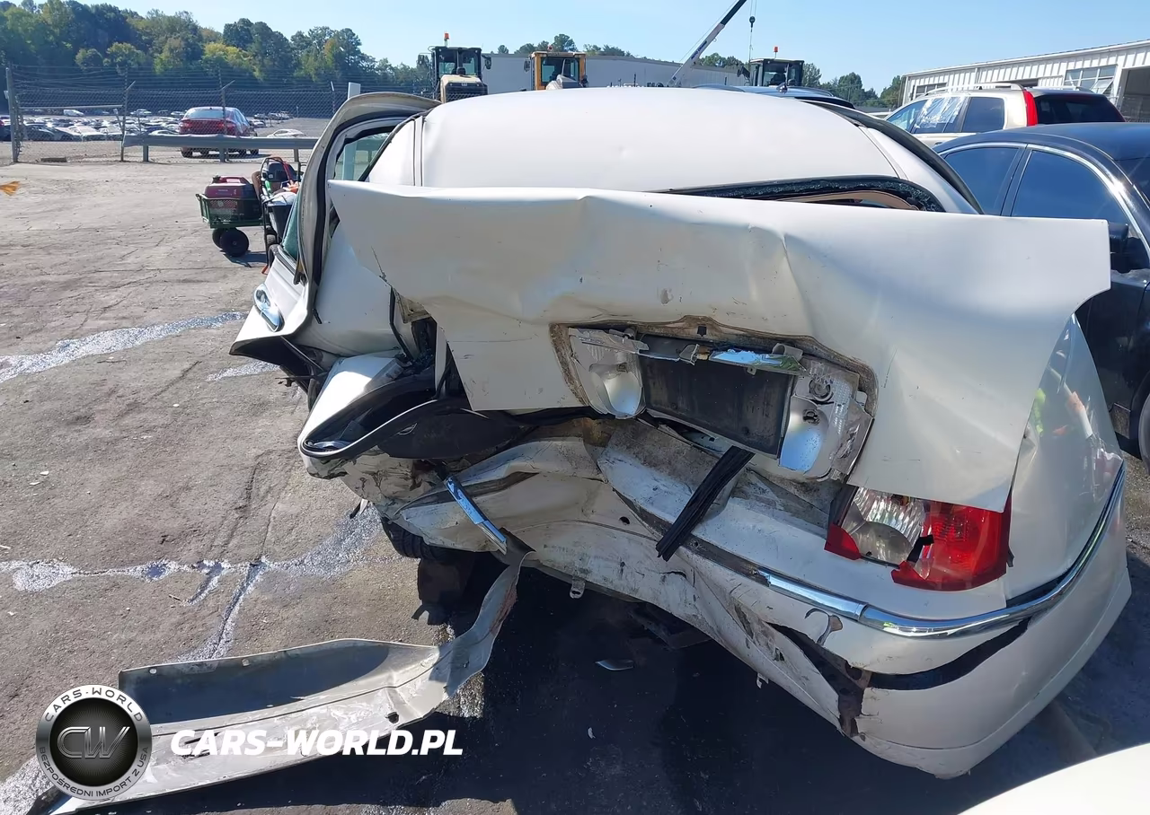 2001 Lincoln Town Car Signature VIN:1LNHM82W01Y608106 - 19