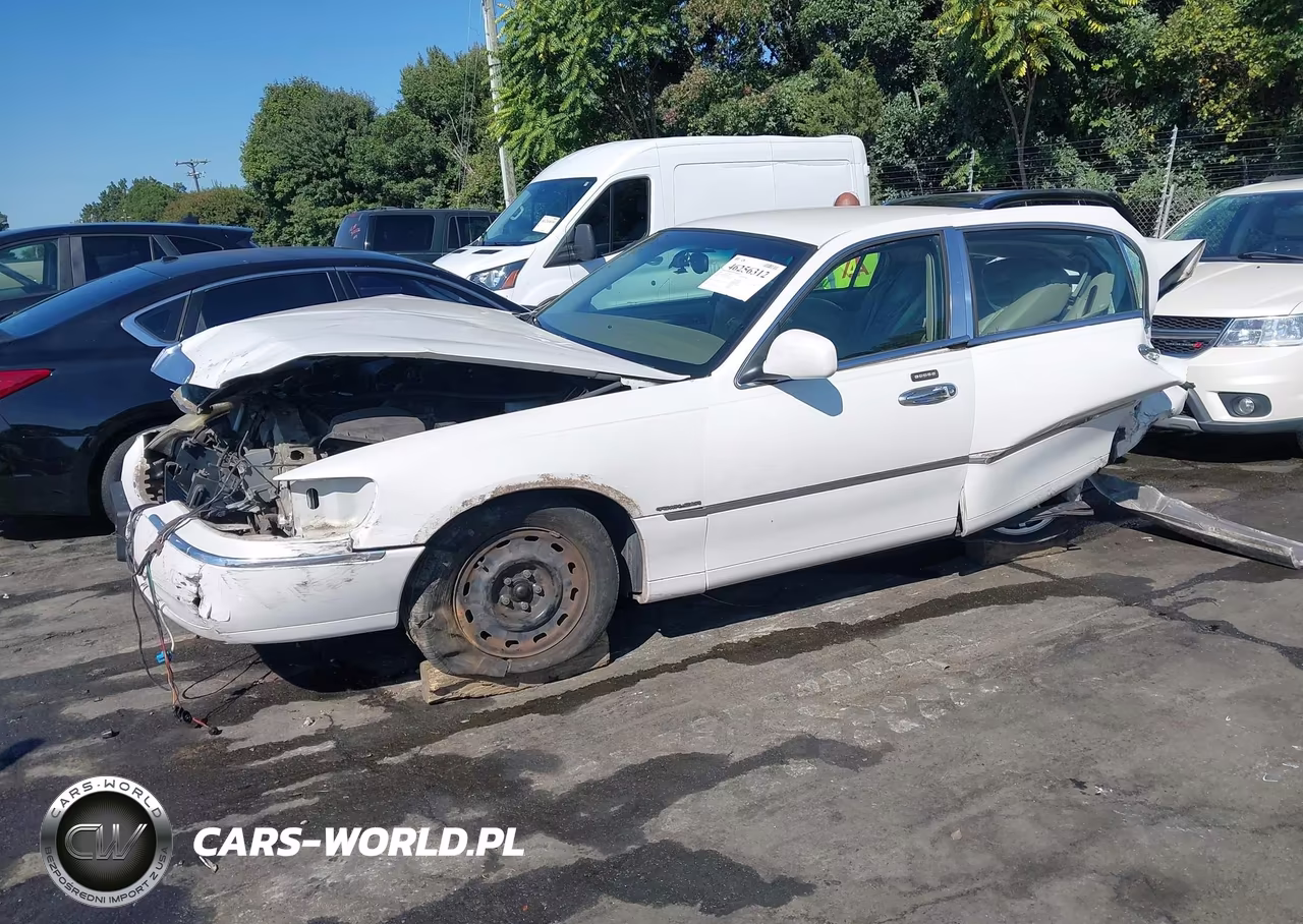 2001 Lincoln Town Car Signature VIN:1LNHM82W01Y608106 - 2