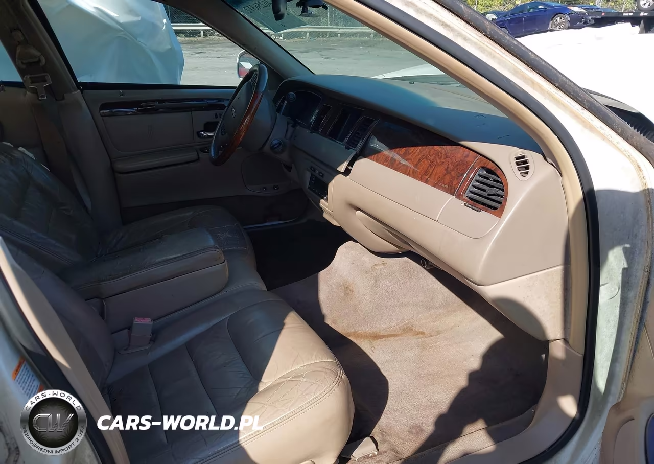 2001 Lincoln Town Car Signature VIN:1LNHM82W01Y608106 - 5