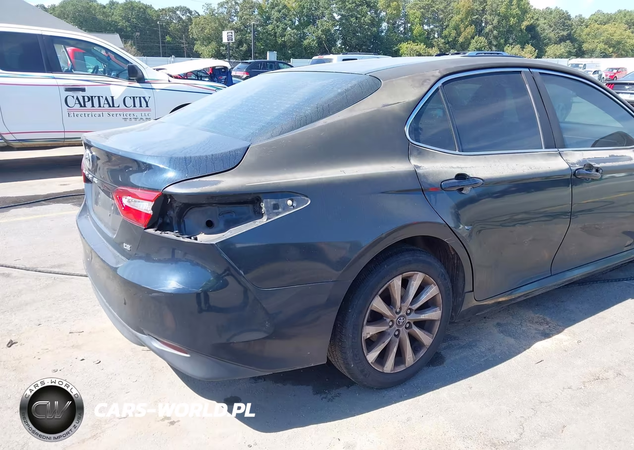 2018 Toyota Camry Le VIN:4T1B11HK6JU537852 - 17