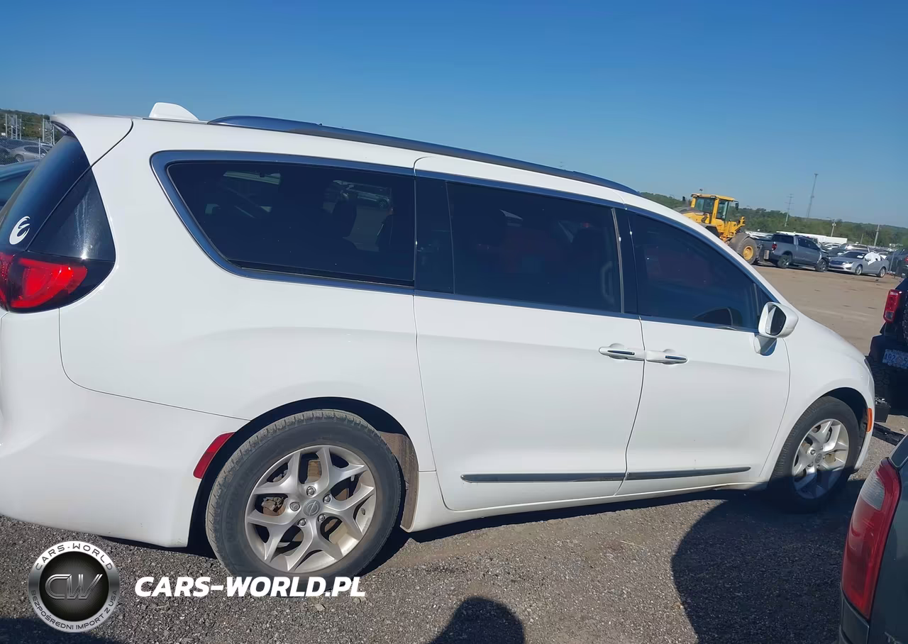 2018 Chrysler Pacifica Touring L VIN:2C4RC1BG5JR234706 - 13