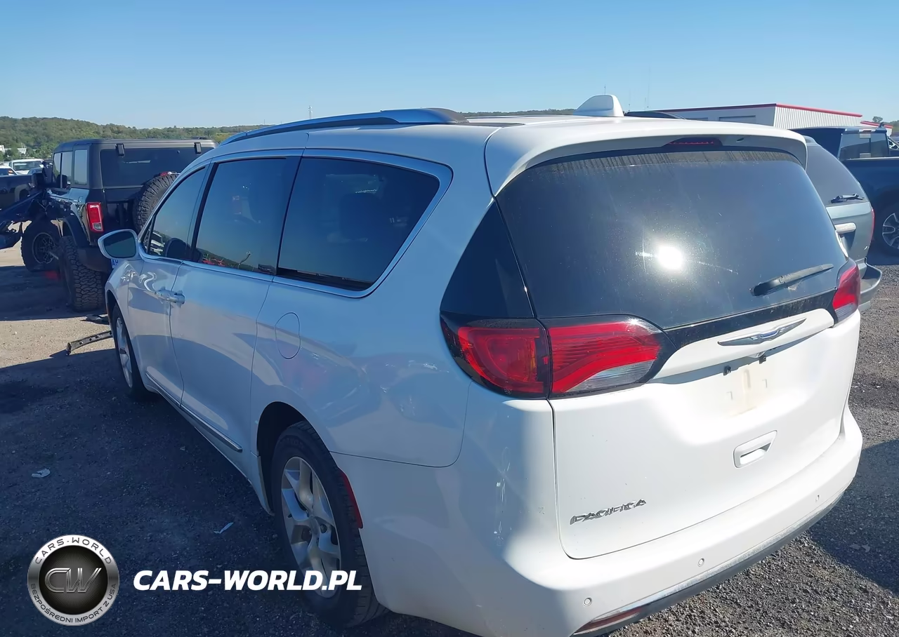 2018 Chrysler Pacifica Touring L VIN:2C4RC1BG5JR234706 - 3