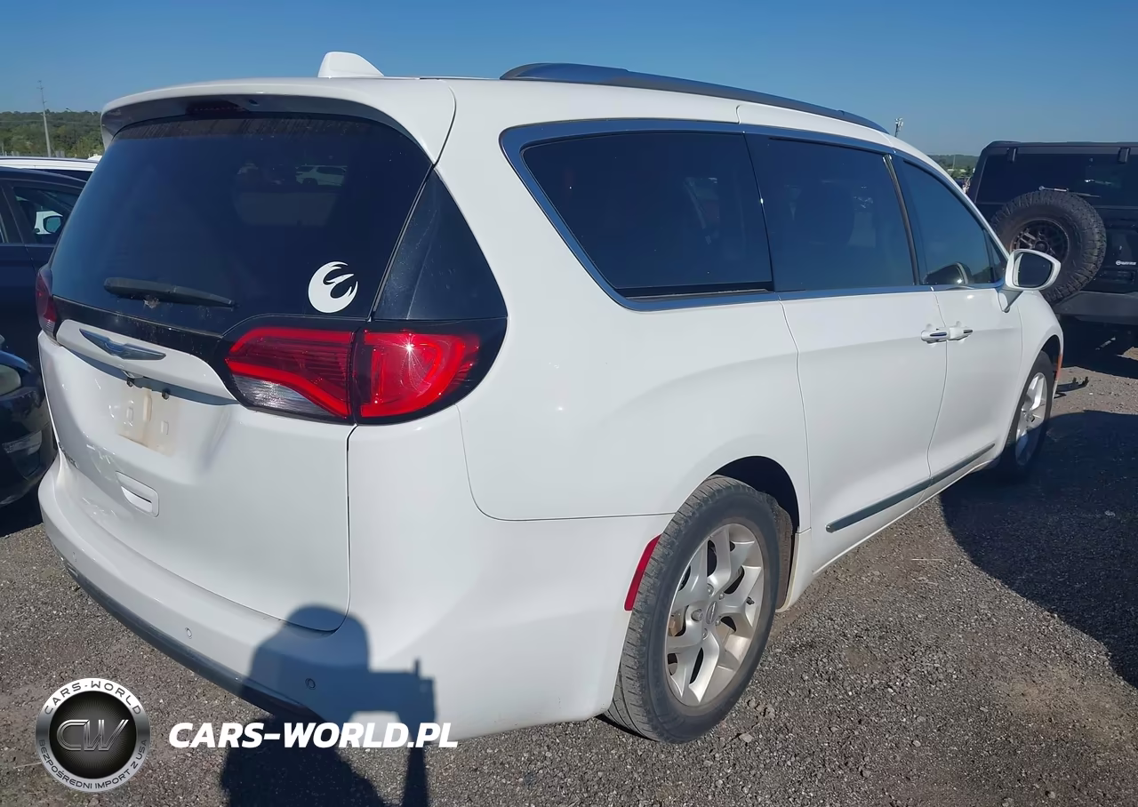 2018 Chrysler Pacifica Touring L VIN:2C4RC1BG5JR234706 - 4