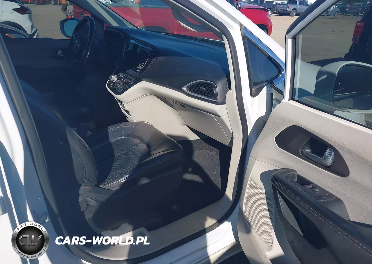 2018 Chrysler Pacifica Touring L VIN:2C4RC1BG5JR234706 - 5