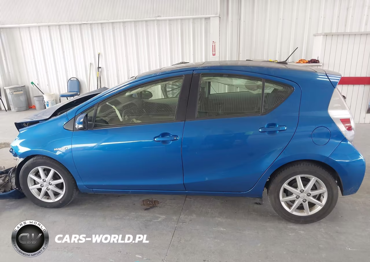 2014 Toyota Prius C Three VIN:JTDKDTB31E1085423 - 15