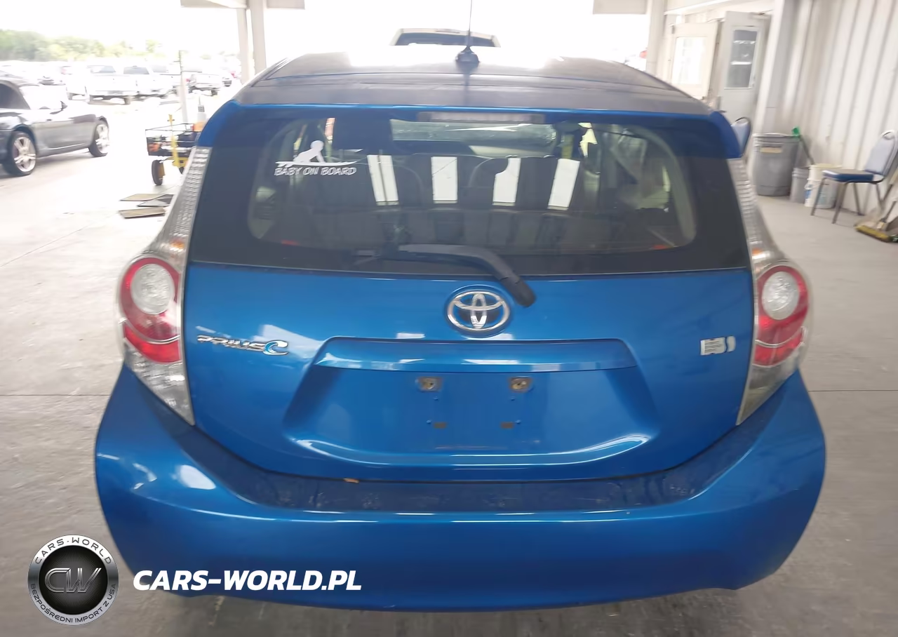 2014 Toyota Prius C Three VIN:JTDKDTB31E1085423 - 17