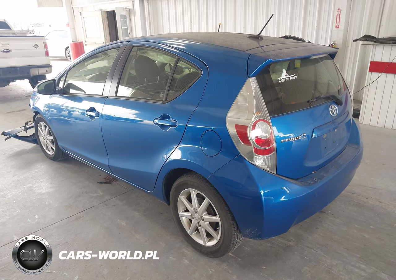 2014 Toyota Prius C Three VIN:JTDKDTB31E1085423 - 3
