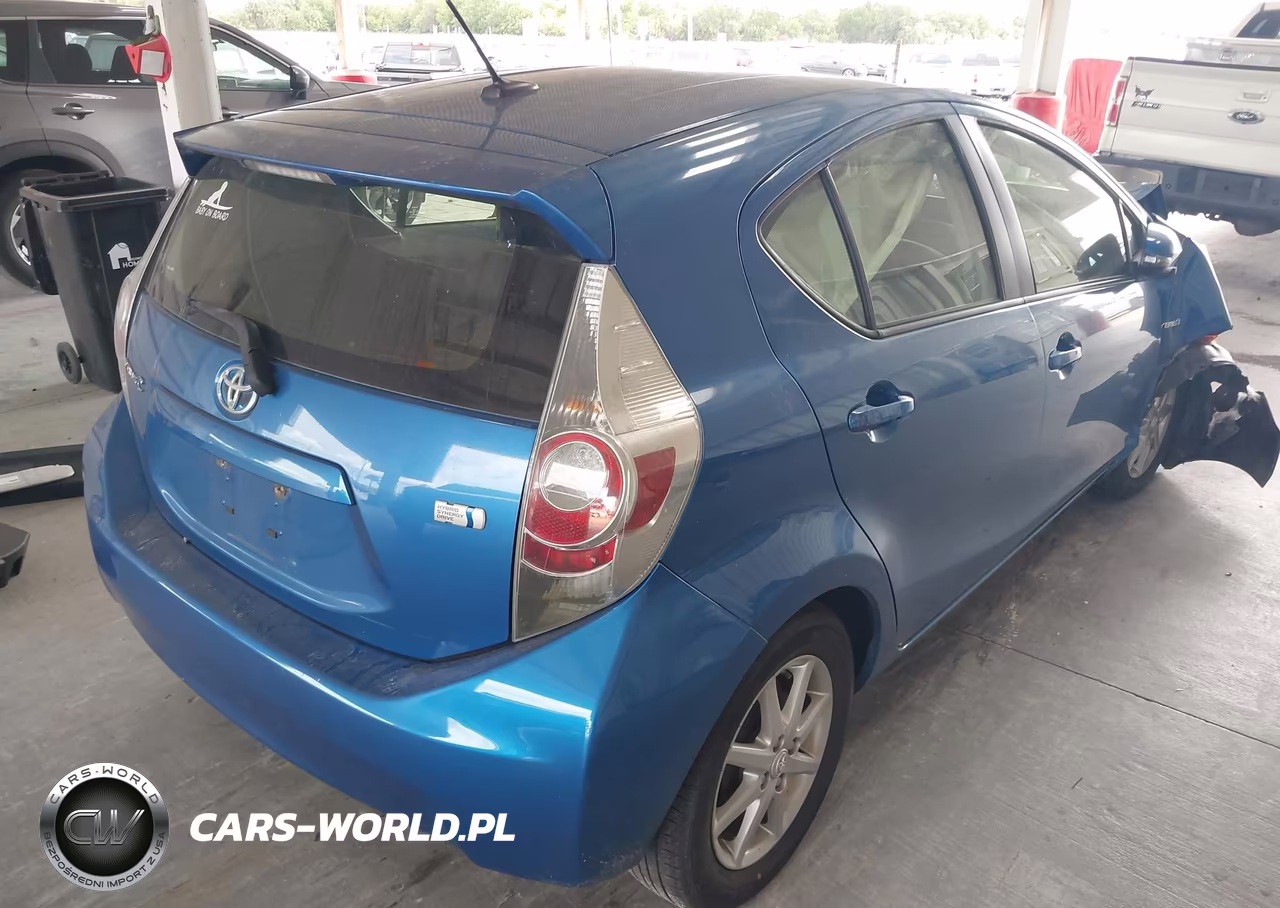 2014 Toyota Prius C Three VIN:JTDKDTB31E1085423 - 4