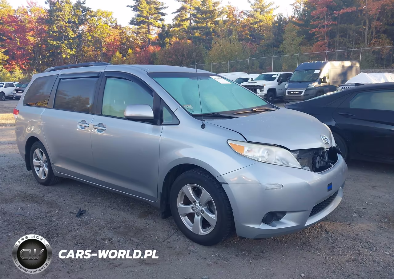 2014 Toyota Sienna Le V6 8 Passenger