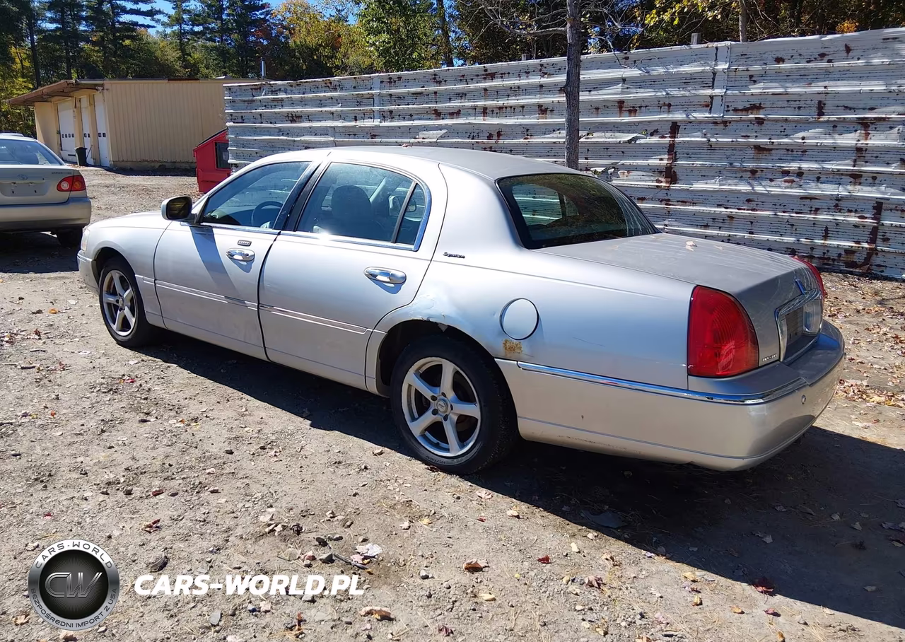 2004 Lincoln Town Car Signature VIN:1LNHM81W54Y610116 - 3