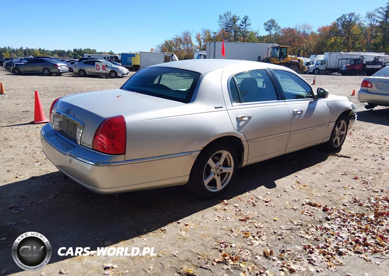 2004 Lincoln Town Car Signature VIN:1LNHM81W54Y610116 - 4