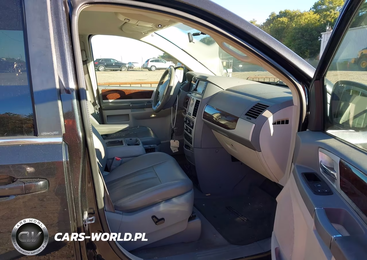 2010 Chrysler Town & Country Touring VIN:2A4RR5DXXAR329548 - 5
