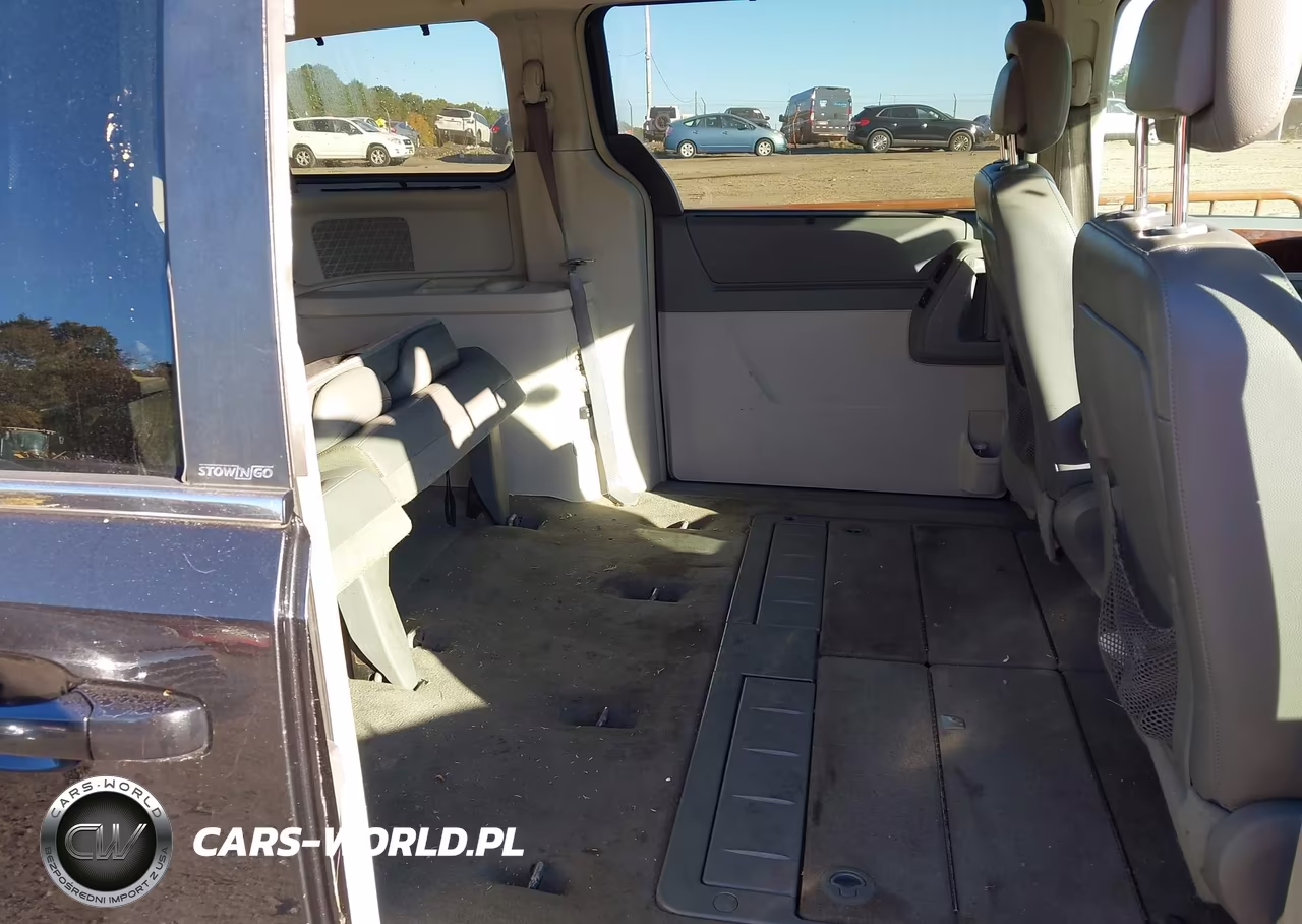 2010 Chrysler Town & Country Touring VIN:2A4RR5DXXAR329548 - 8