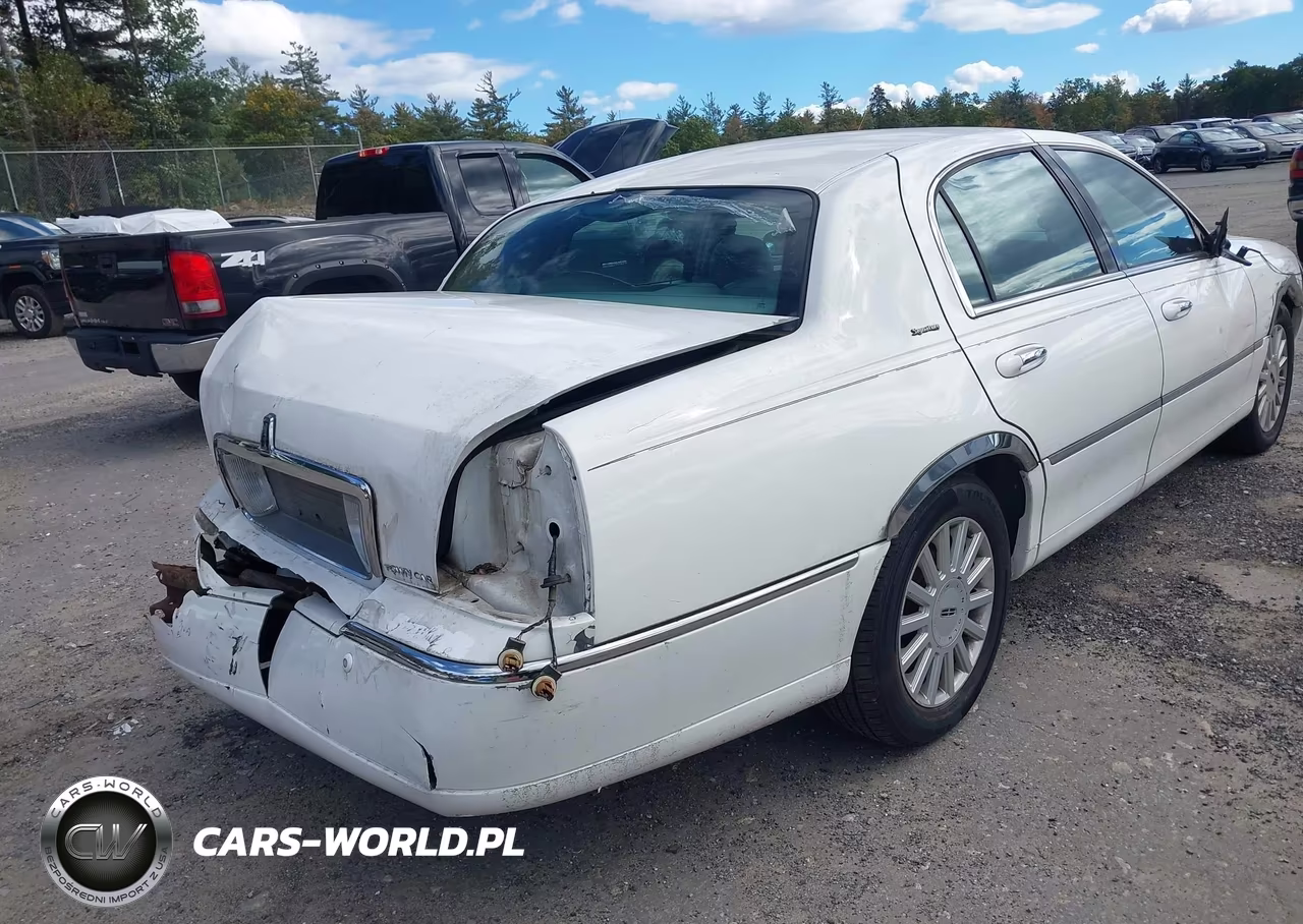 2005 Lincoln Town Car Signature VIN:1LNHM81W25Y622208 - 15