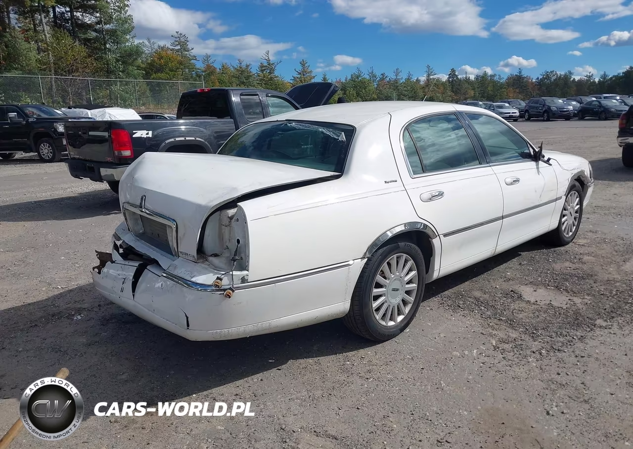 2005 Lincoln Town Car Signature VIN:1LNHM81W25Y622208 - 4