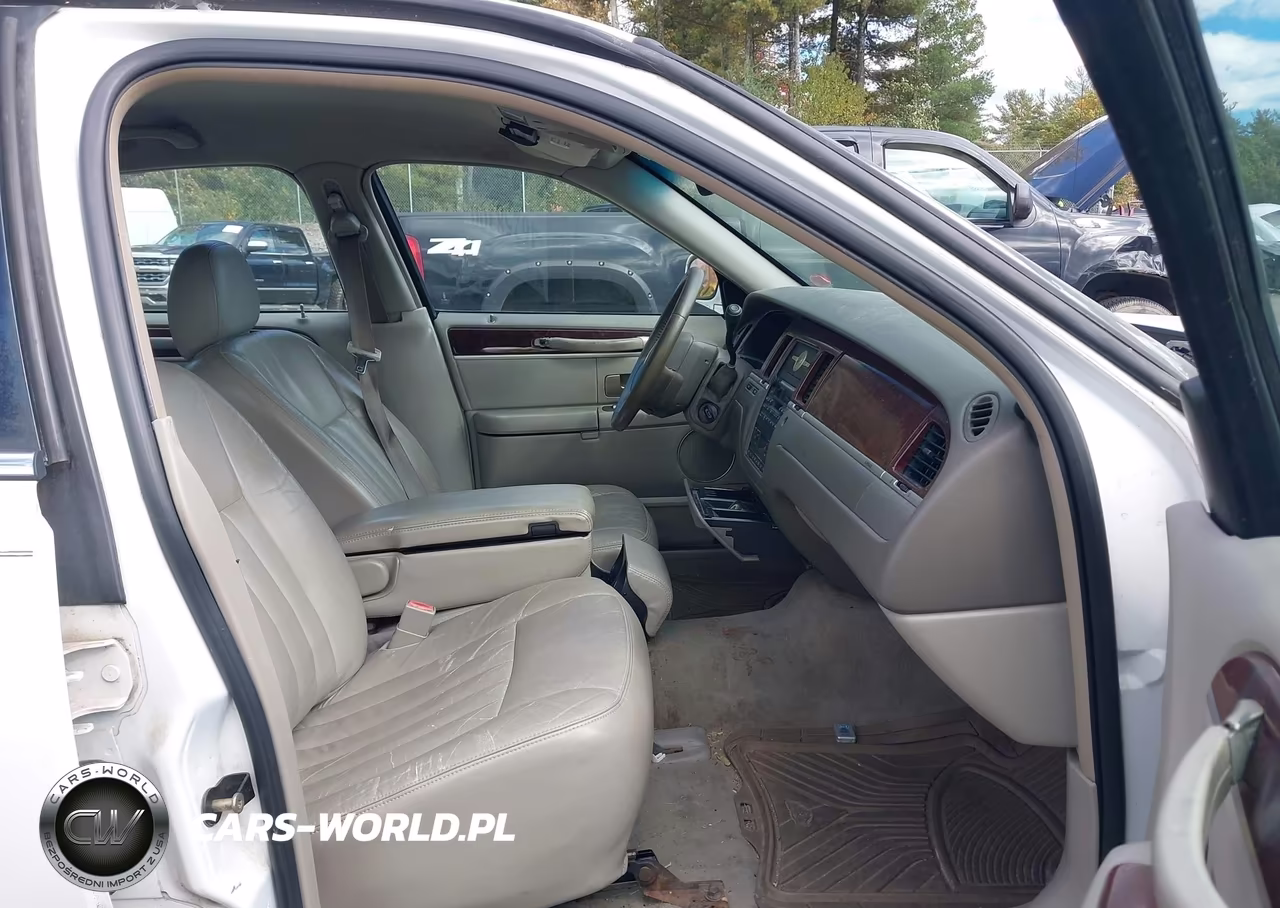 2005 Lincoln Town Car Signature VIN:1LNHM81W25Y622208 - 5