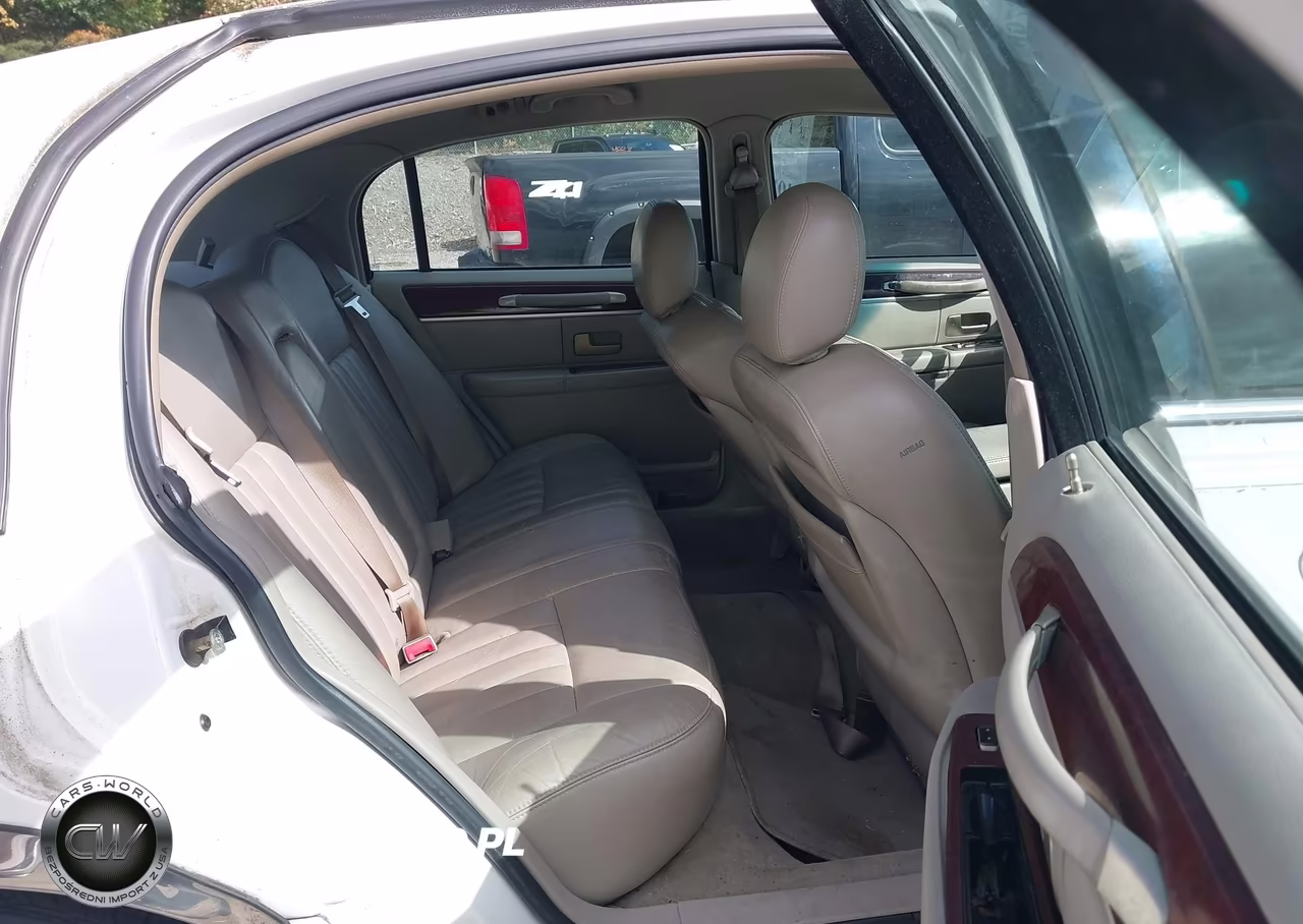 2005 Lincoln Town Car Signature VIN:1LNHM81W25Y622208 - 8