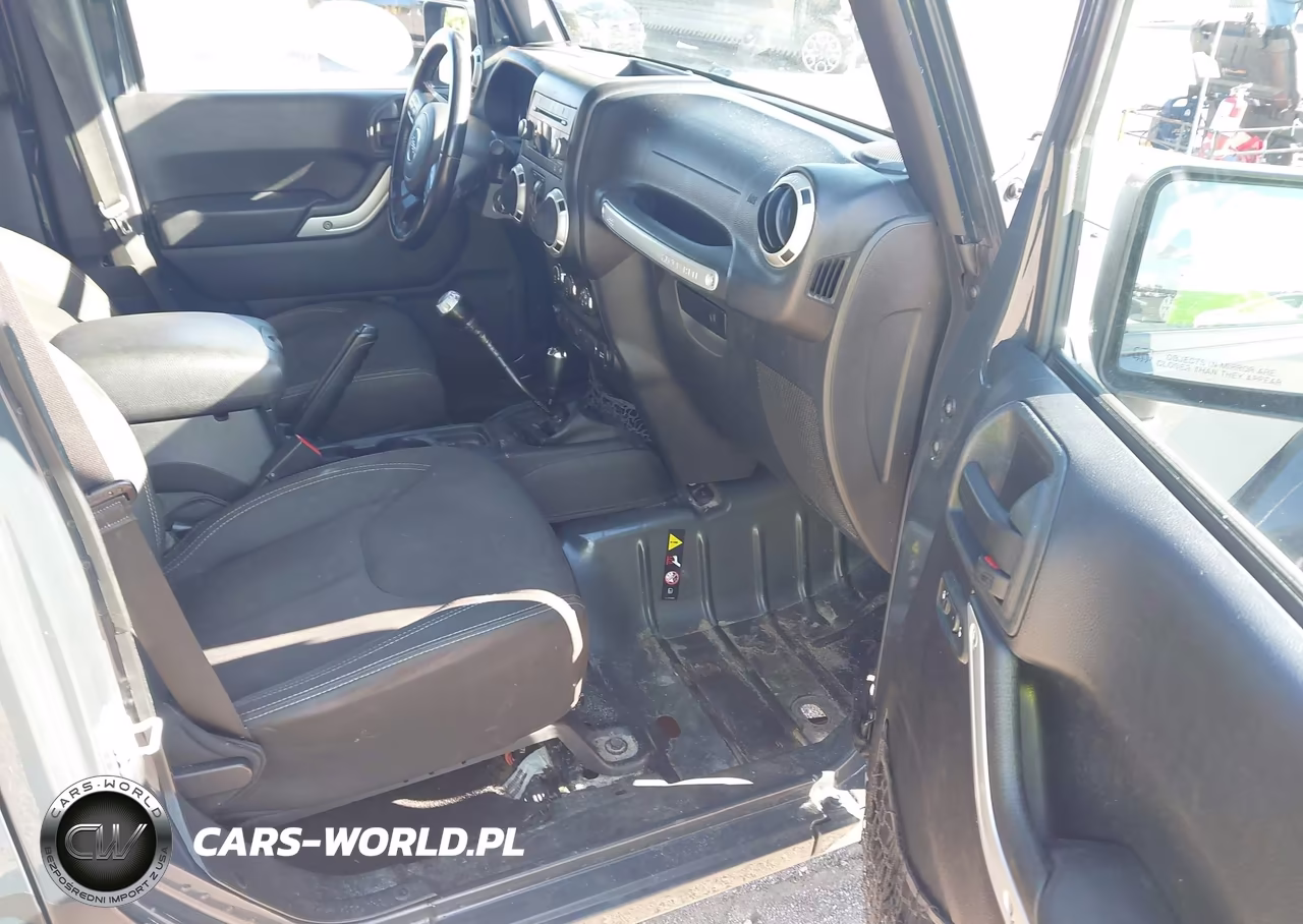 2016 Jeep Wrangler Unlimited Sahara VIN:1C4BJWEGXGL261644 - 5