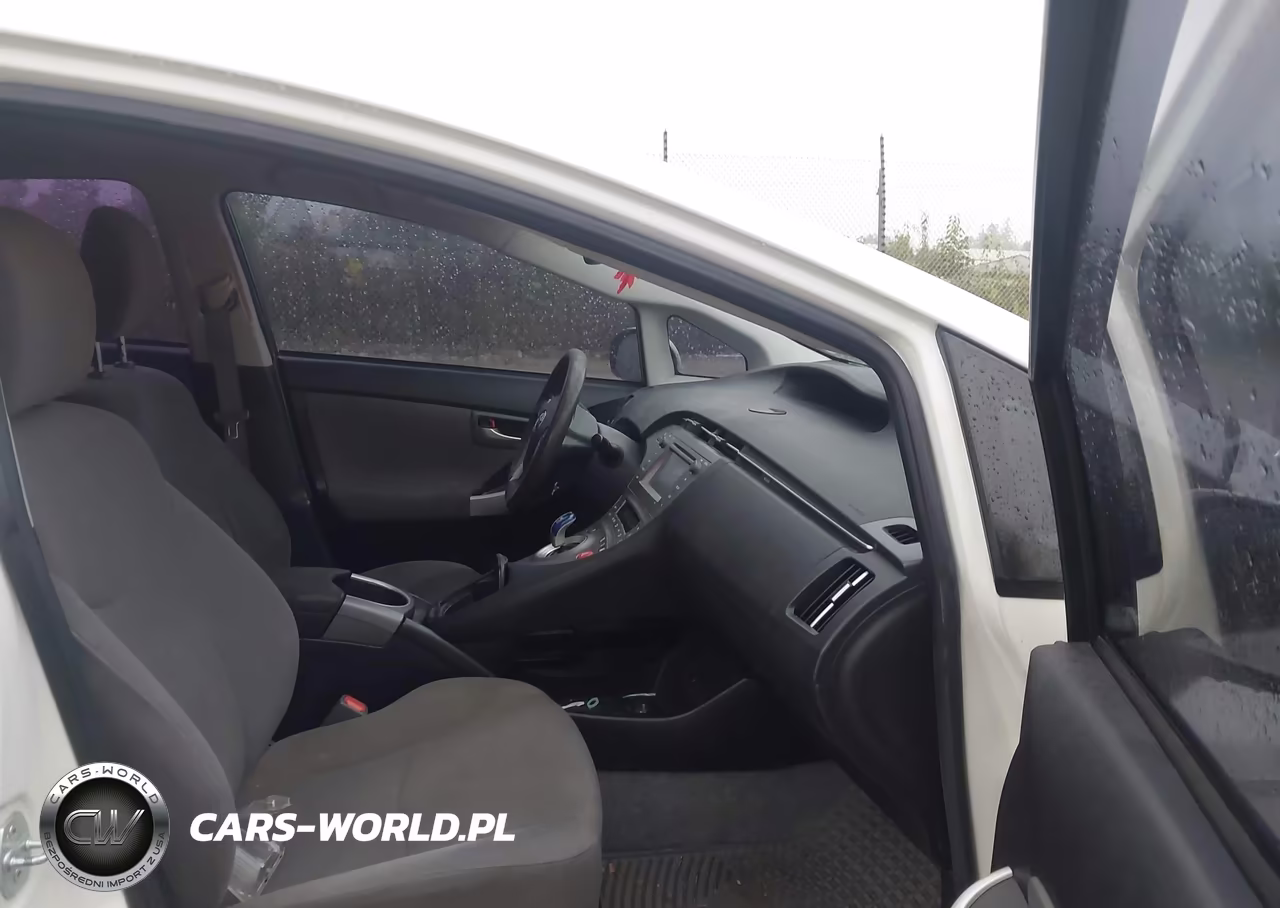 2015 Toyota Prius Two VIN:JTDKN3DU8F0457270 - 5