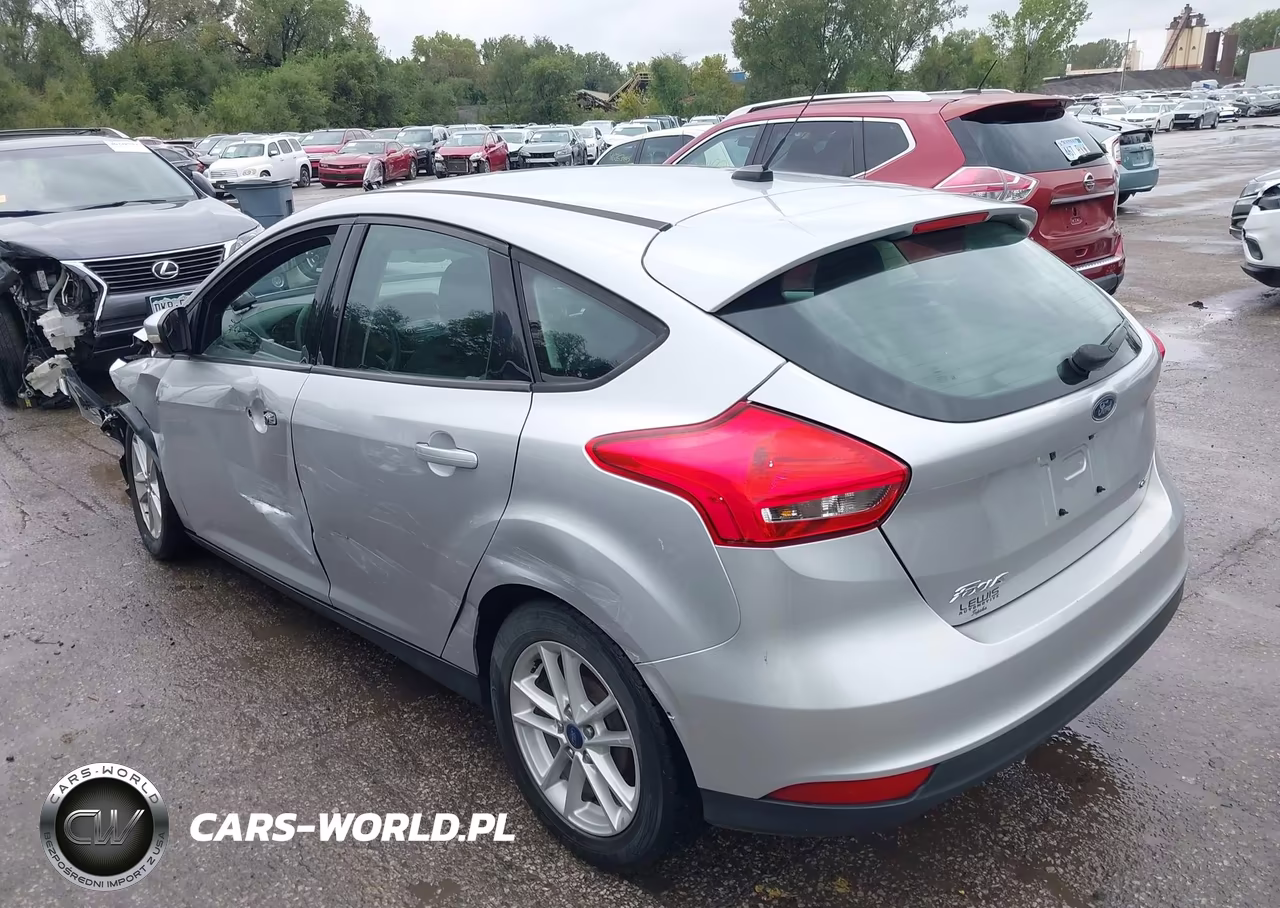2017 Ford Focus Se VIN:1FADP3K2XHL215561 - 3