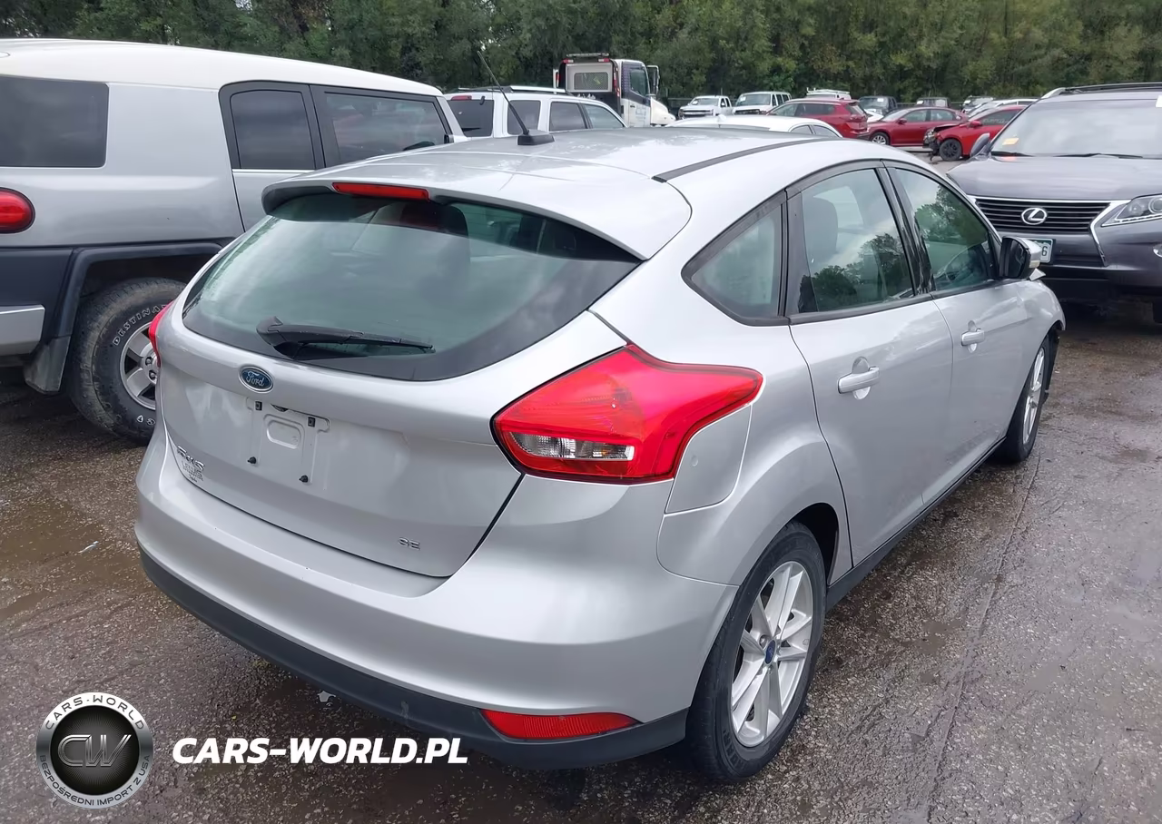 2017 Ford Focus Se VIN:1FADP3K2XHL215561 - 4