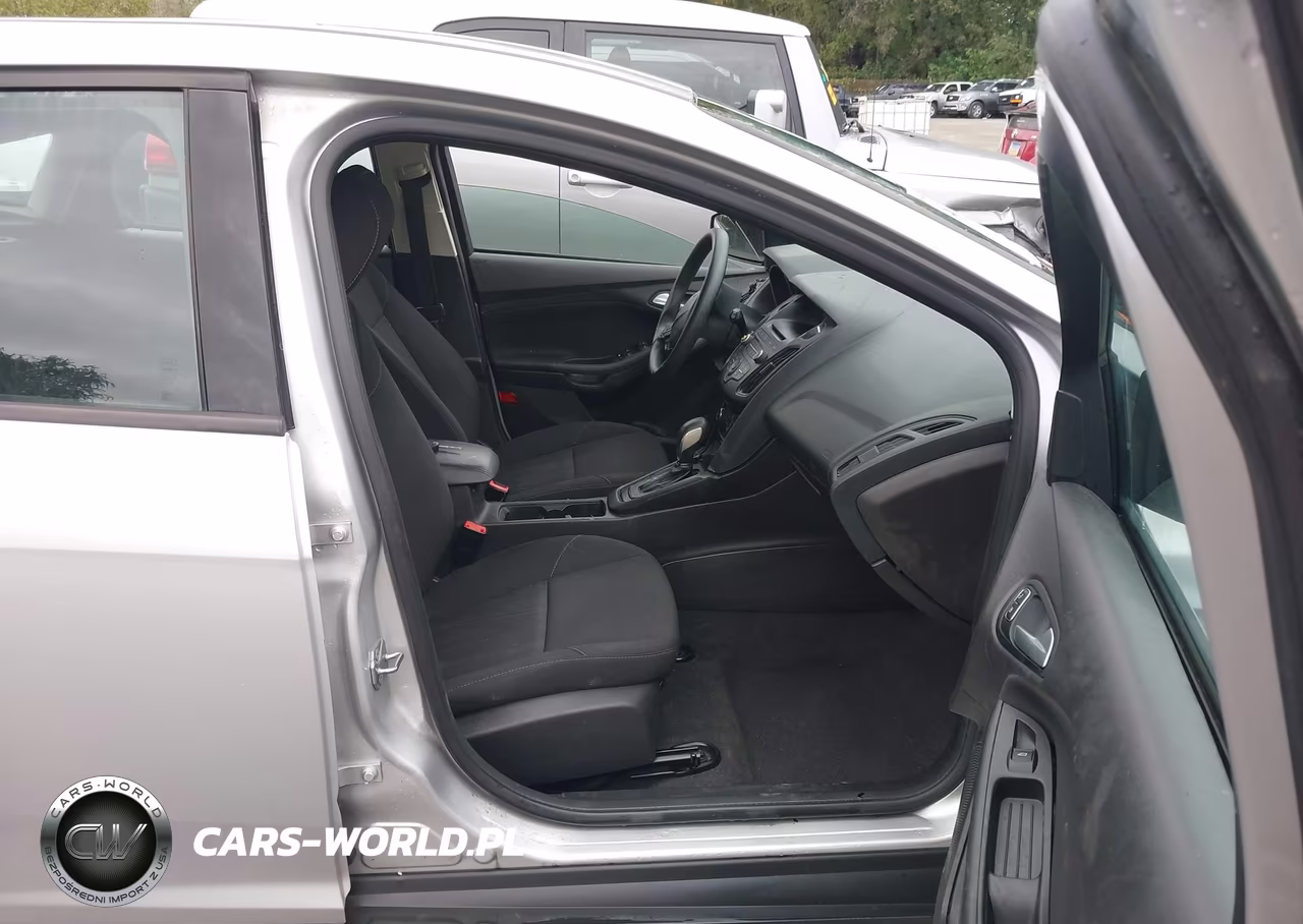 2017 Ford Focus Se VIN:1FADP3K2XHL215561 - 5