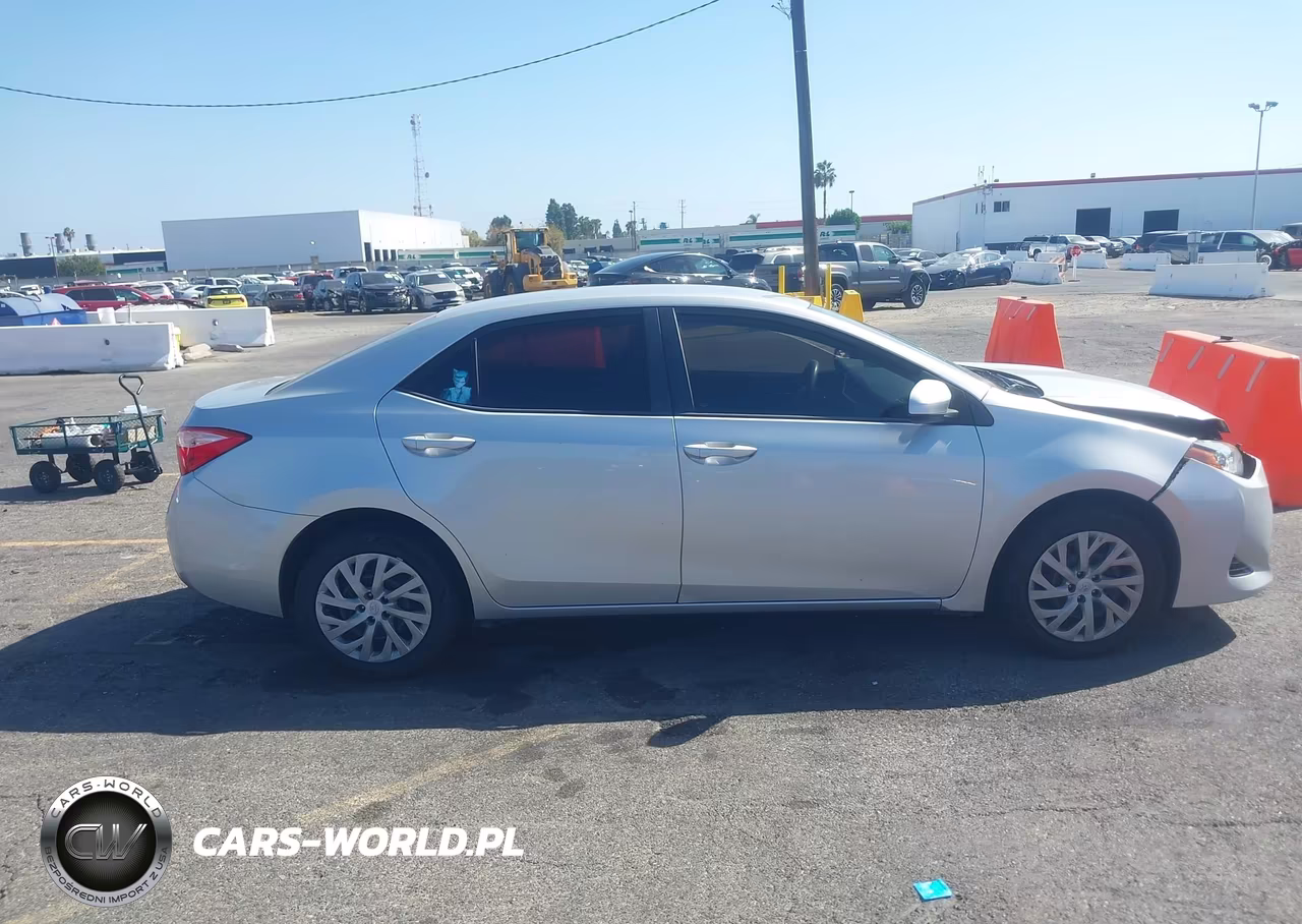 2018 Toyota Corolla Le VIN:5YFBURHE2JP829354 - 13