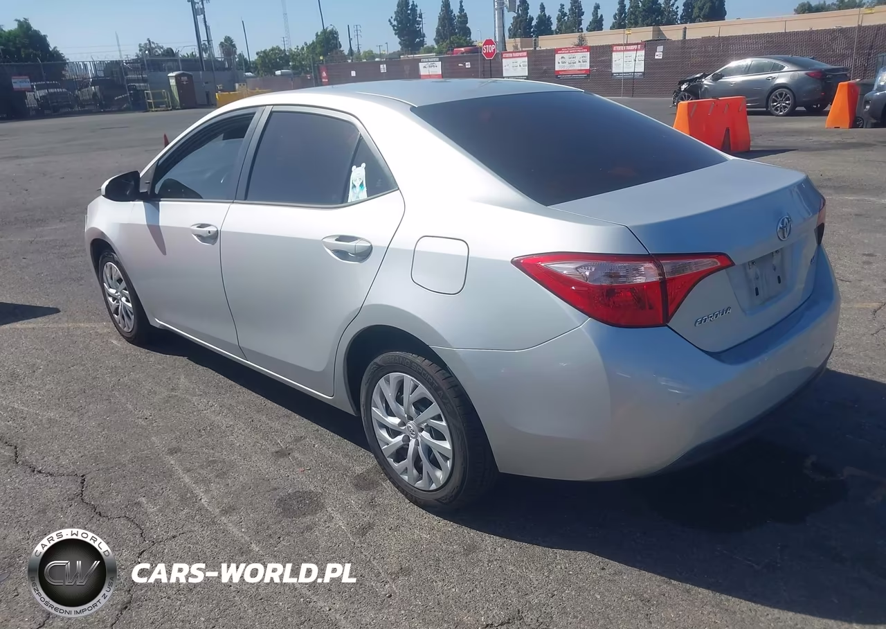 2018 Toyota Corolla Le VIN:5YFBURHE2JP829354 - 3
