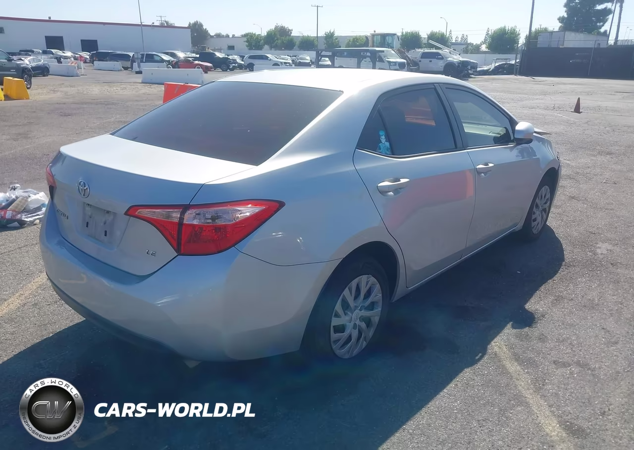 2018 Toyota Corolla Le VIN:5YFBURHE2JP829354 - 4