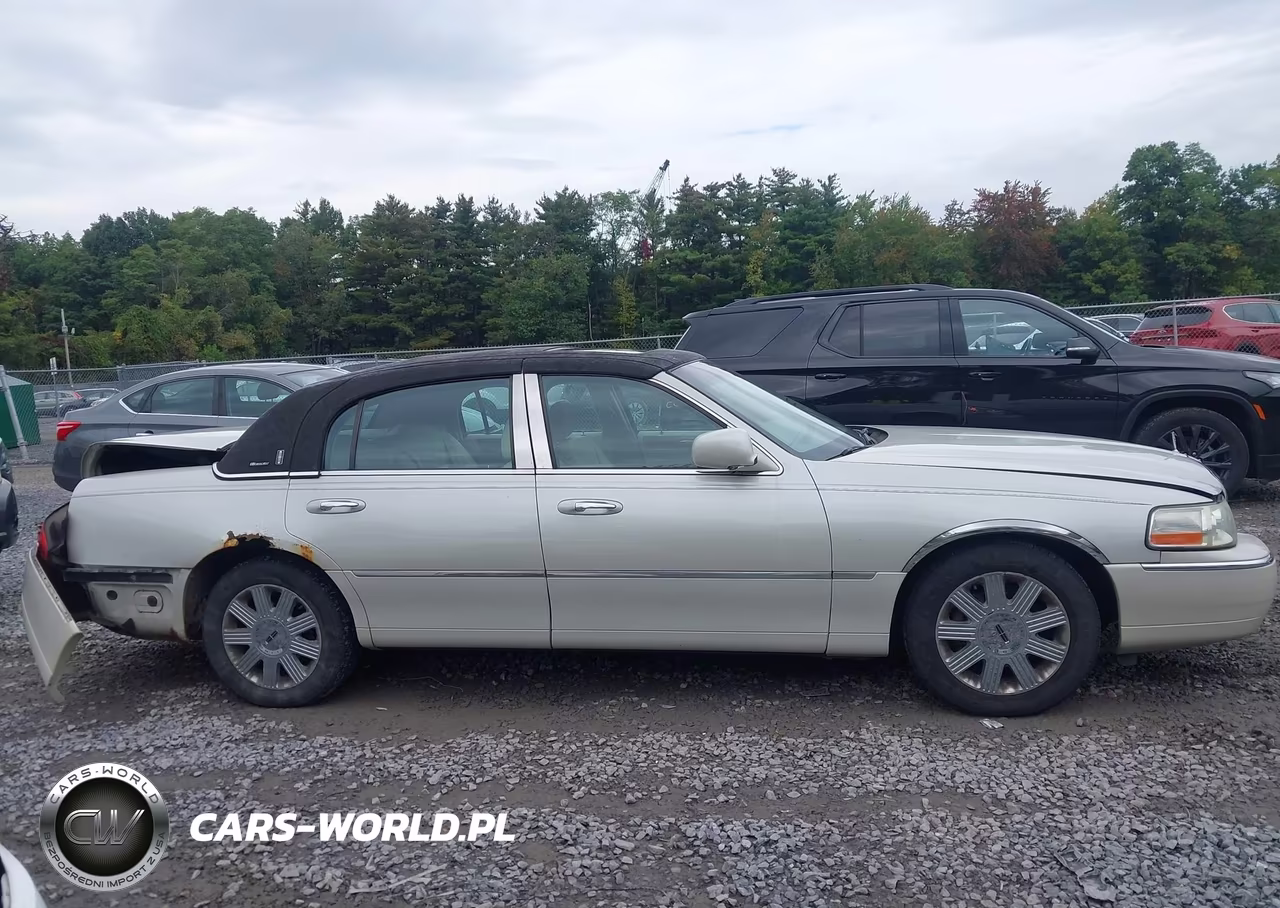 2004 Lincoln Town Car Ultimate VIN:1LNHM83W04Y621120 - 13