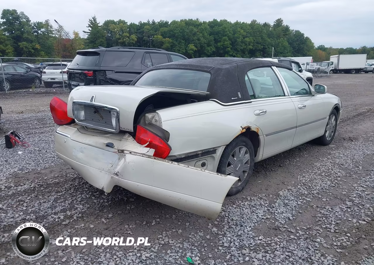 2004 Lincoln Town Car Ultimate VIN:1LNHM83W04Y621120 - 4