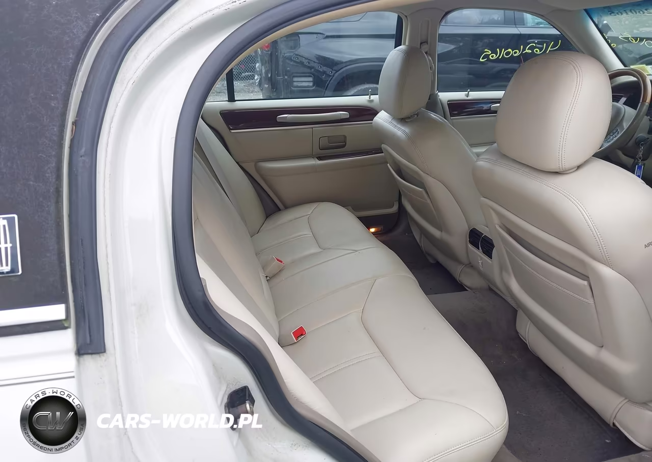 2004 Lincoln Town Car Ultimate VIN:1LNHM83W04Y621120 - 8