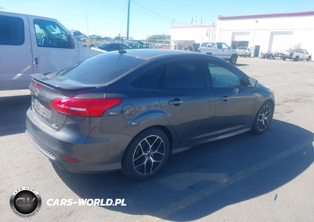 2015 Ford Focus Se VIN:1FADP3F27FL348429 - 4