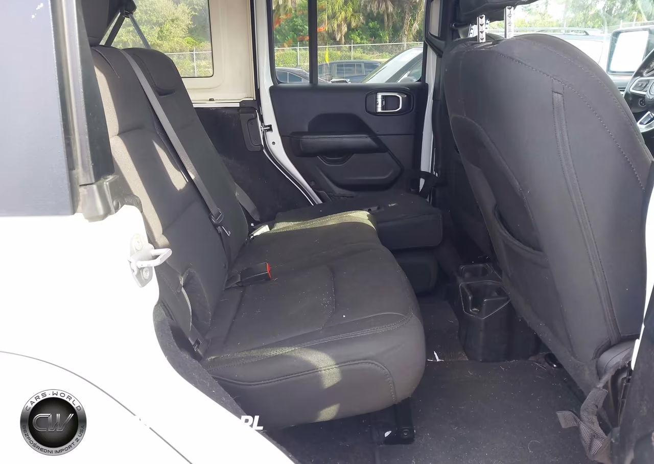 2019 Jeep Wrangler Unlimited Sahara 4X4 VIN:1C4HJXEG0KW514820 - 8