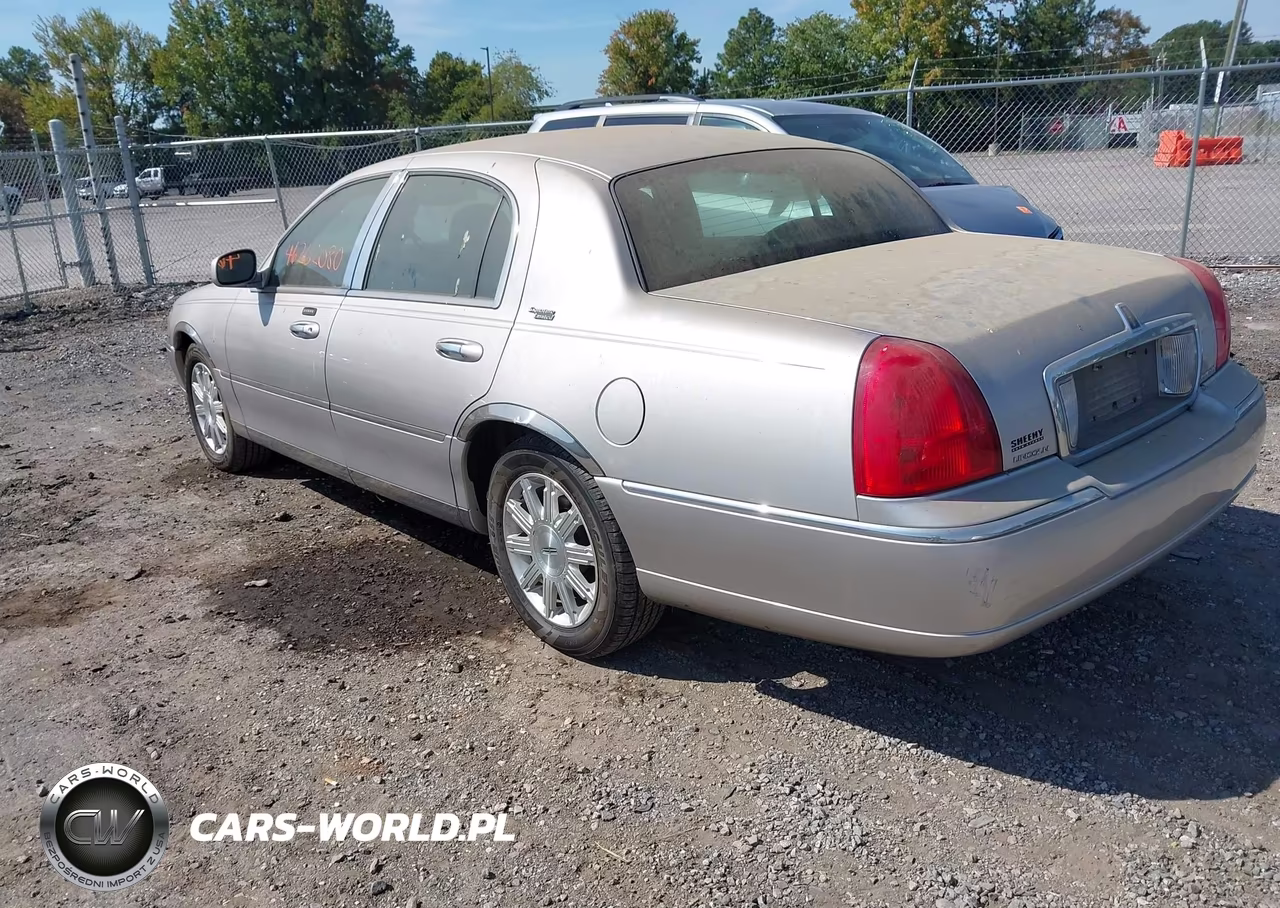 2010 Lincoln Town Car Signature Limited VIN:2LNBL8CVXAX616681 - 3