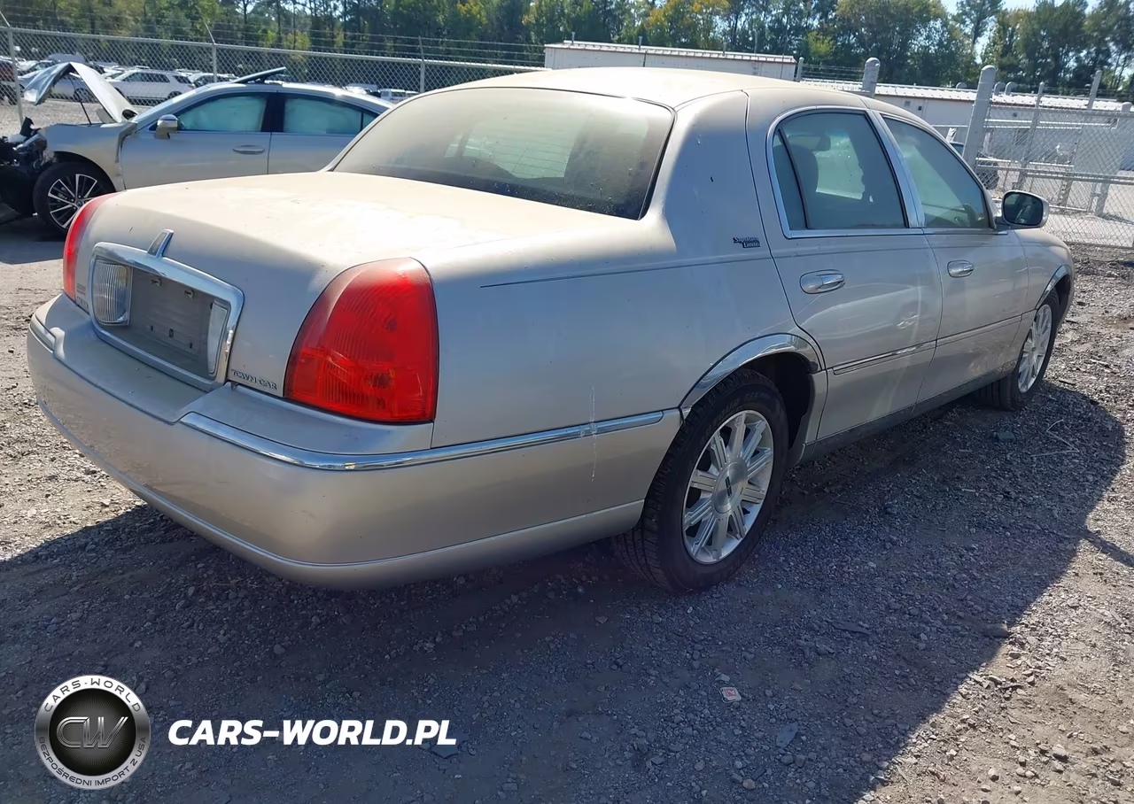 2010 Lincoln Town Car Signature Limited VIN:2LNBL8CVXAX616681 - 4