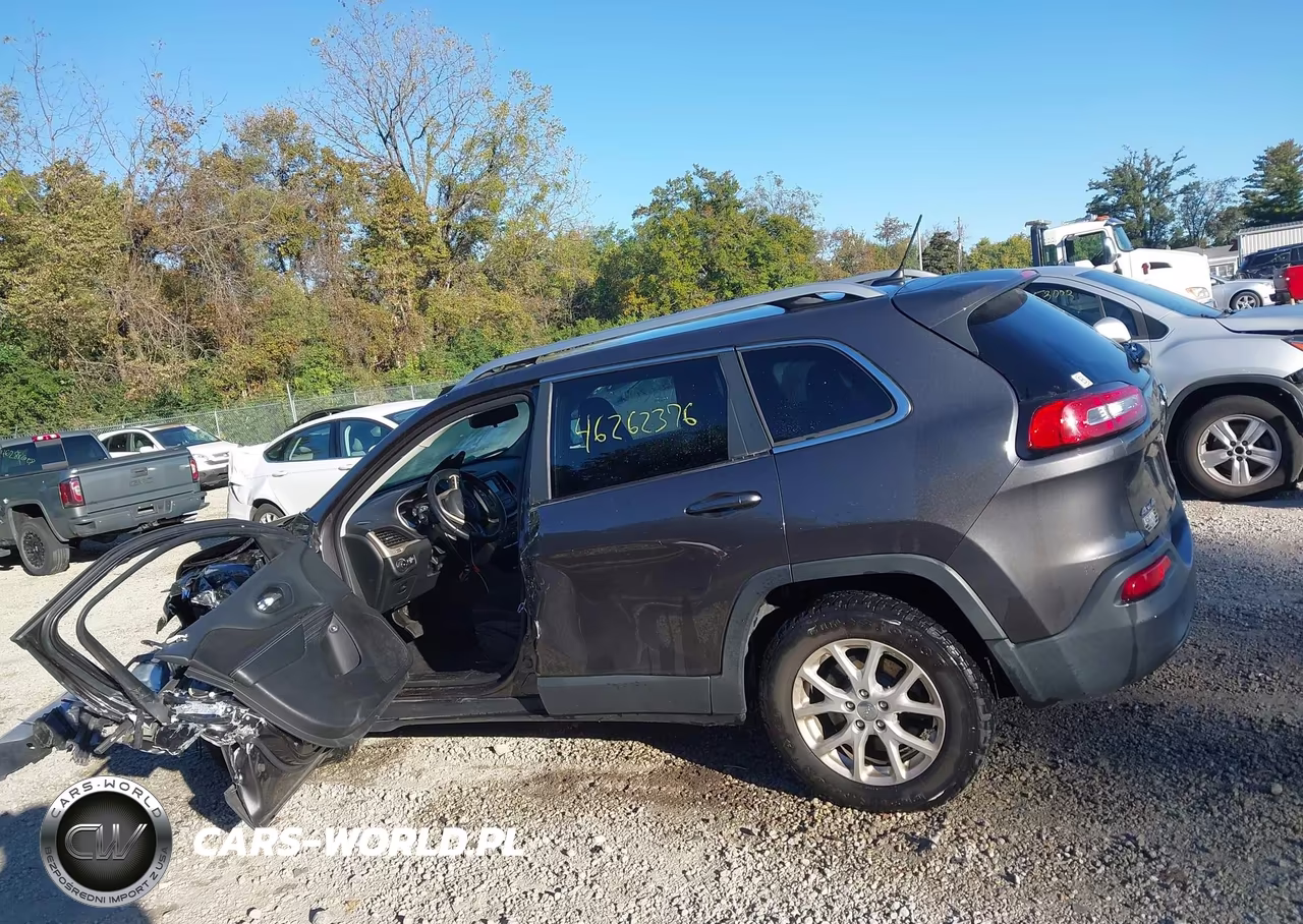 2015 Jeep Cherokee Latitude VIN:1C4PJMCBXFW640819 - 15