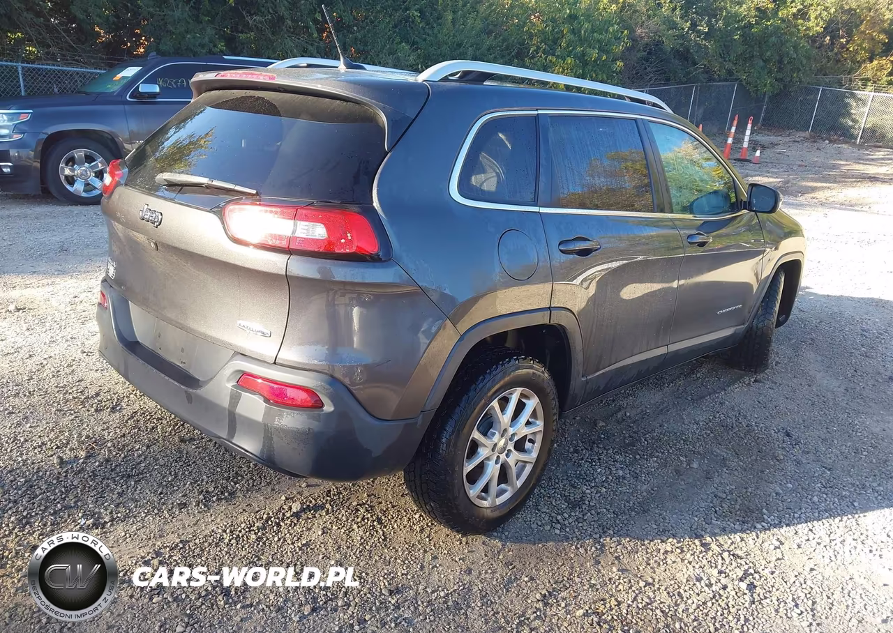 2015 Jeep Cherokee Latitude VIN:1C4PJMCBXFW640819 - 4