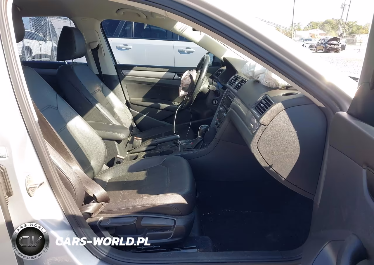 2015 Volkswagen Passat 1.8T Wolfsburg Edition VIN:1VWAT7A39FC052325 - 5