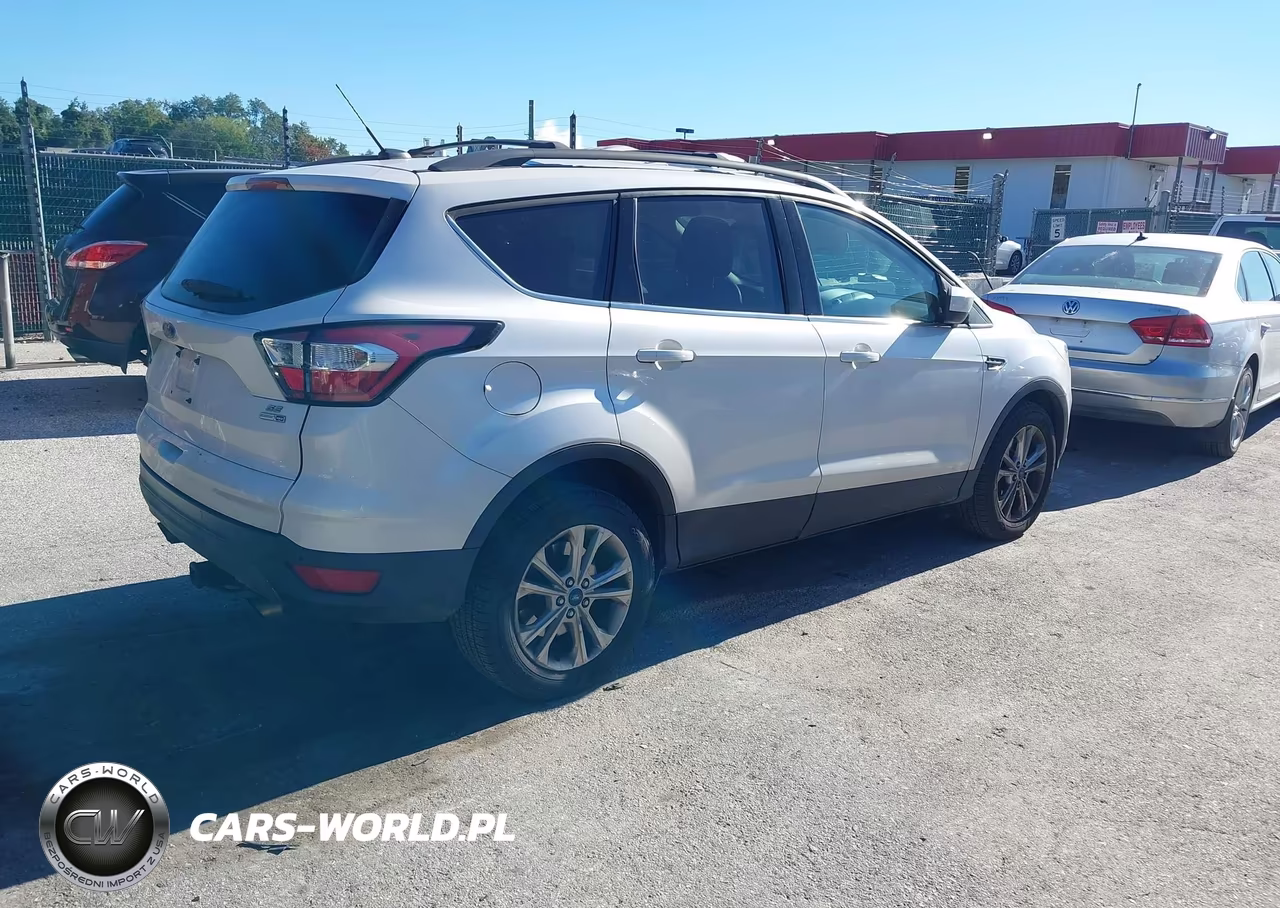 2017 Ford Escape Se VIN:1FMCU9GD5HUB64438 - 4
