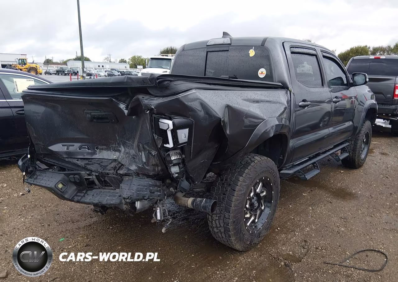 2018 Toyota Tacoma Trd Sport VIN:3TMAZ5CN5JM070445 - 4