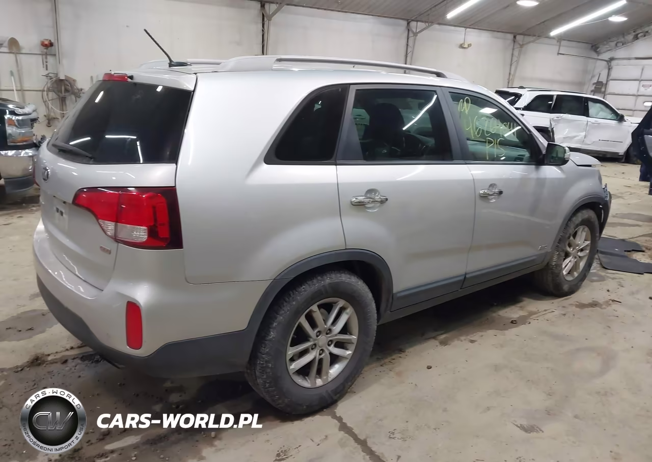 2015 Kia Sorento Lx VIN:5XYKTCA61FG600758 - 4