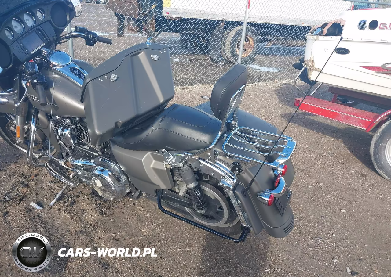 2018 Harley-Davidson Flhx Street Glide VIN:1HD1KBC11JB665282 - 3