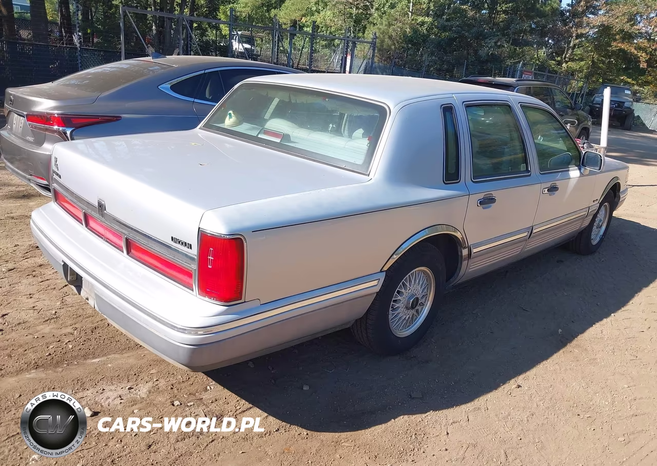 1997 Lincoln Town Car Signature VIN:1LNLM82W2VY718848 - 4