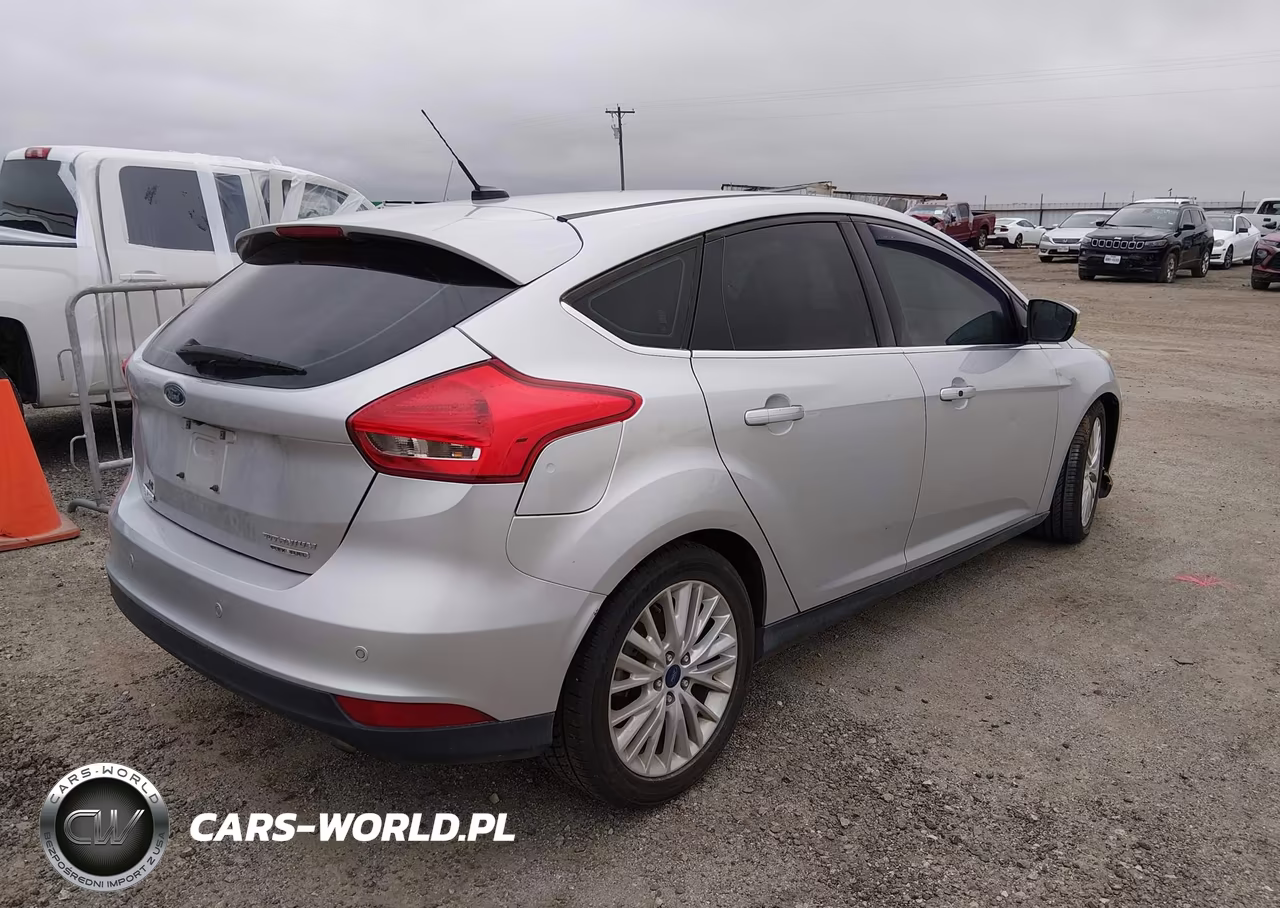 2015 Ford Focus Titanium VIN:1FADP3N23FL278199 - 4