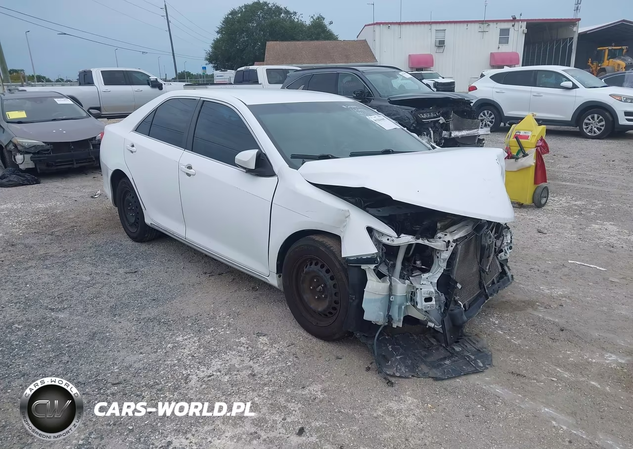 2013 Toyota Camry Le – zdjęcie 1 z 17