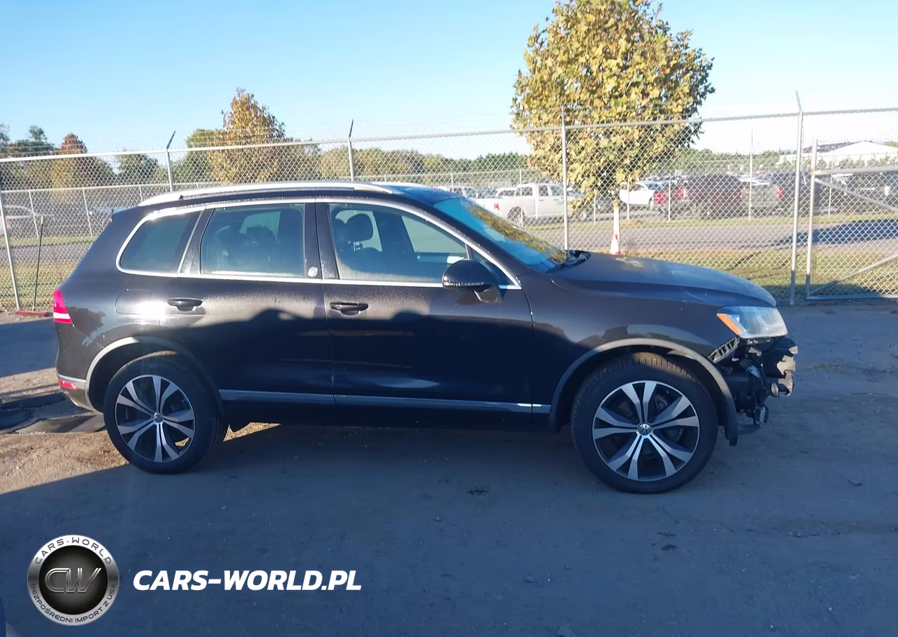 2017 Volkswagen Touareg V6 Wolfsburg Edition VIN:WVGRF7BP3HD003838 - 14