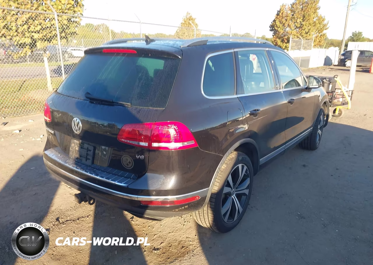 2017 Volkswagen Touareg V6 Wolfsburg Edition VIN:WVGRF7BP3HD003838 - 4