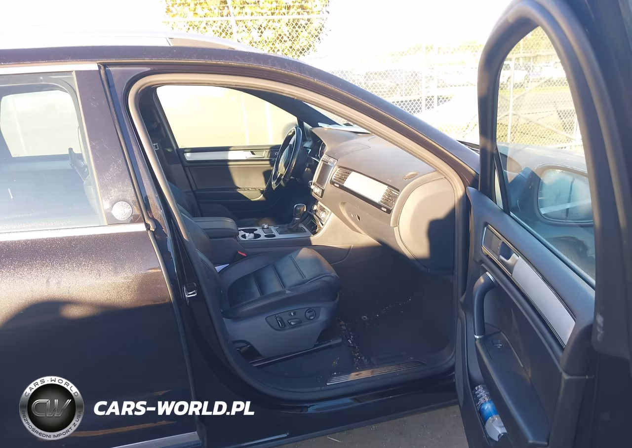 2017 Volkswagen Touareg V6 Wolfsburg Edition VIN:WVGRF7BP3HD003838 - 5