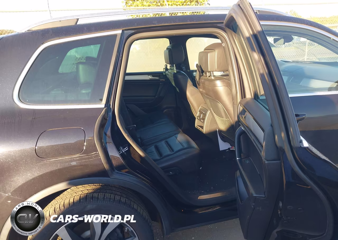 2017 Volkswagen Touareg V6 Wolfsburg Edition VIN:WVGRF7BP3HD003838 - 8